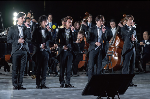 奉祝曲 組曲「Ray of Water」の第3楽章を熱唱する「嵐」の5名