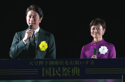 司会の谷原 章介氏と有働 由美子氏
